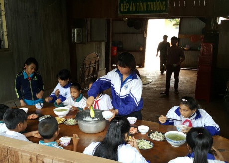 Hỗ trợ trẻ em vùng biên đến trường ở Gia Lai. (19/9/2017)